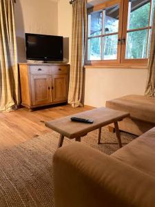 蒂罗尔-基希贝格Wohnung in Kirchberg in Tirol的带沙发和电视的客厅
