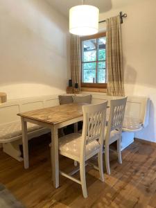 蒂罗尔-基希贝格Wohnung in Kirchberg in Tirol的餐桌、椅子、桌子和窗户