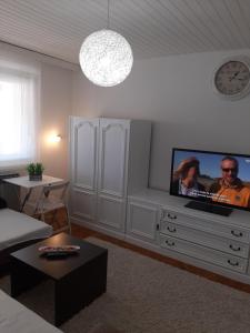 奥西耶克Apartman Katja的客厅配有梳妆台上的平面电视