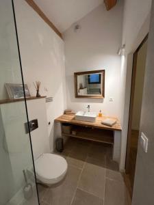 罗尼La Bergerie du Roy-Chambres D'hôtes-的浴室配有白色卫生间和盥洗盆。