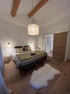 罗尼La Bergerie du Roy-Chambres D'hôtes-的卧室配有一张大床和白色地毯。