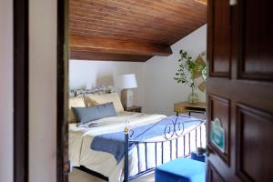 GinetesVilla Várzea - Country Suite的一间卧室设有一张床和木制天花板