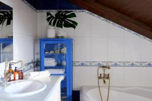 GinetesVilla Várzea - Country Suite的带浴缸和盥洗盆的浴室