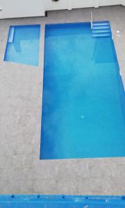 卡里拉地中海快捷酒店的蓝色海水大型游泳池