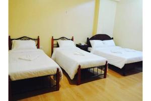 长滩岛OYO 926 Casa Venicia Caticlan的一间设有两张带白色床单的床的房间