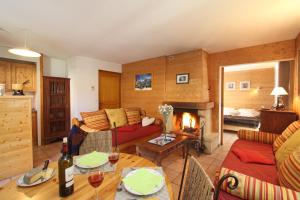 拉格拉沃Cosy Appart'Hotel - Panoramic Village - La Grave的带沙发和壁炉的客厅