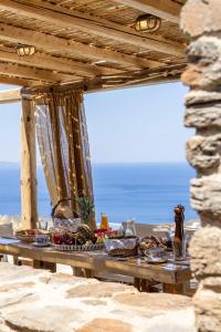 圣罗曼诺斯Kapsalos Villas的海滩上的野餐桌和食物