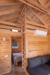 莱斯卡拉wecamp Cala Montgó的小木屋内的卧室配有两张床
