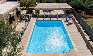 KeráCretan Kera Villa Heated Pool的享有别墅内游泳池的顶部景致