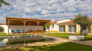 塞尔帕Quinta Marugo Retreats的一个带游泳池和凉亭的后院