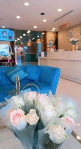 麦地那Taj Al Eiman Hotel的商店桌子上一束玫瑰