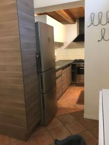 布里西盖拉La Casina的厨房配有大型不锈钢冰箱