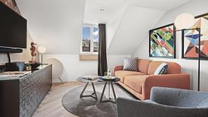 苏黎世维尔兰伯格精品酒店的客厅配有沙发和桌子