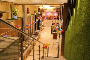 巴特那Hotel Prem Residency的享有大厅及气球和派对的景色