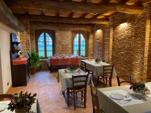 Borgo San GiacomoAgriturismo Padernello的大楼内带桌椅的用餐室