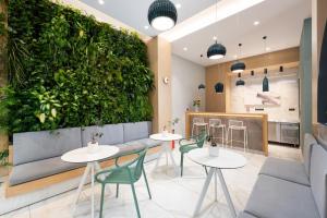 雅典Enattica Suites的一间设有桌子和绿色墙壁的餐厅