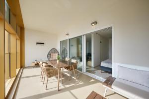 贝尼多姆Intempo Sky Apartments 096的客厅配有桌椅和1张床