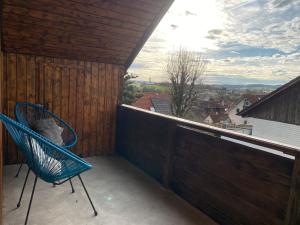 HimmelkronFerienwohnung Fuchs的美景阳台的蓝色椅子