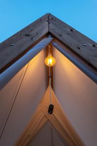莱斯卡拉wecamp Cala Montgó的帐篷屋顶上的灯