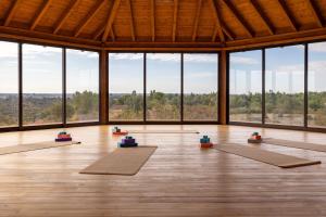 塞尔帕Quinta Marugo Retreats的窗户前有一排瑜伽垫的房间