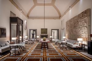 米兰Portrait Milano - Lungarno Collection的带沙发和桌子的客厅以及壁炉。