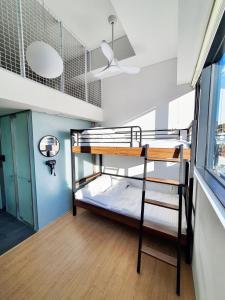 首尔优洛旅馆的带窗户的客房内的双层床