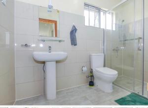 基加利ADRIEL HOMES KIGALi的浴室配有卫生间、盥洗盆和淋浴。