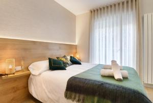 哈卡Apartamentos La muralla de Jaca的一间卧室配有一张大床和毛巾