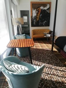 克莱蒙费朗Monts Dôme的客厅配有椅子、桌子和沙发