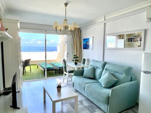 桑蒂亚戈德尔泰德Buenavista Top Floor Penthouse的客厅配有蓝色的沙发和桌子
