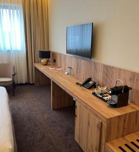 那慕尔Hotel Le 830 Namur的酒店客房设有一张桌子,墙上配有电视