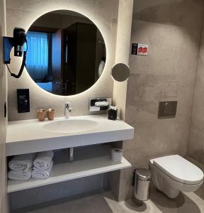 那慕尔Hotel Le 830 Namur的一间带水槽、镜子和卫生间的浴室
