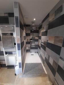 孔特雷克塞维尔Au fil du bois的浴室的墙壁上铺有黑白瓷砖。