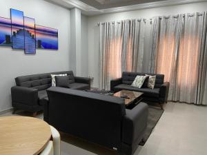 阿克拉Queens View Apartment的客厅配有两张沙发和一张桌子