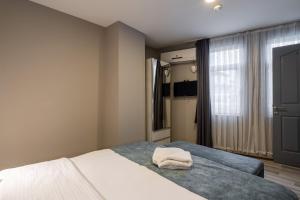 伊斯坦布尔Element Residence的一间卧室配有一张床,上面有两条毛巾