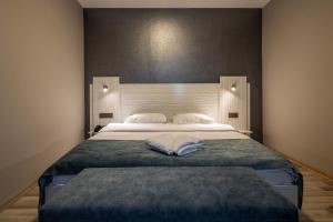 伊斯坦布尔Element Residence的一间卧室配有一张大床和两个枕头