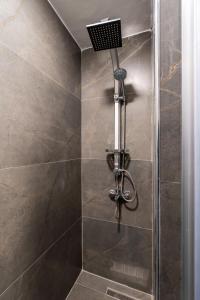 伊斯坦布尔Element Residence的浴室内设有一个带淋浴喷头的淋浴间。