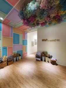 礁溪小窩旅店-礁溪溫泉店的一间拥有色彩缤纷的墙壁和盆栽植物的房间