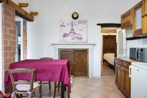 GaressioDomus Julia的厨房配有带紫色桌布的桌子