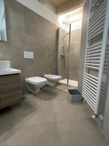 阿科La Casa di Giò的浴室配有卫生间、盥洗盆和淋浴。