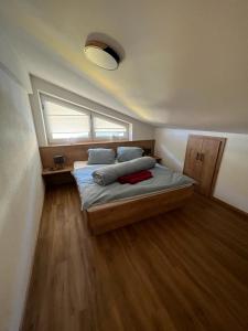 瓦格赖恩Appartment Hoamatgfüh的一间卧室设有一张床和一个窗口