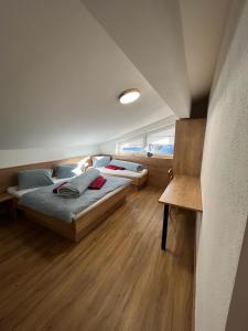 瓦格赖恩Appartment Hoamatgfüh的一间卧室设有两张床,铺有木地板