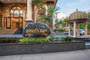 富国Aquasun Hotel Phu Quoc的建筑前的标志