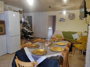 勒洛泽于拜Location MarjoRI - T3 Le Kakariki的客厅配有桌子和圣诞树