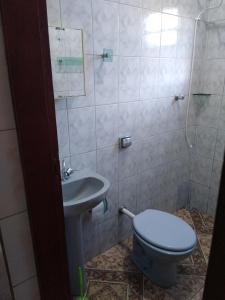 圣托梅-达斯莱特拉斯Casa de temporada em São Tomé das Letras的一间带卫生间和水槽的浴室