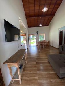 西波山Casa Jatobá da Serra的客厅配有木桌和沙发