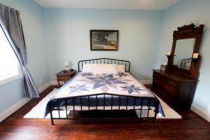 SmicksburgCozy, historic 5-bedroom home in Amish country的一间卧室配有一张床、梳妆台和镜子