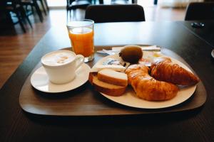 鲁格尔科蒙德酒店的一小盘早餐食品,包括咖啡和糕点