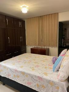 戈亚斯州上帕莱索Cantinho Almeida的一间卧室配有一张带鲜花的大床