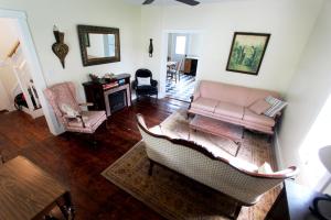 SmicksburgCozy, historic 5-bedroom home in Amish country的客厅配有沙发和桌子